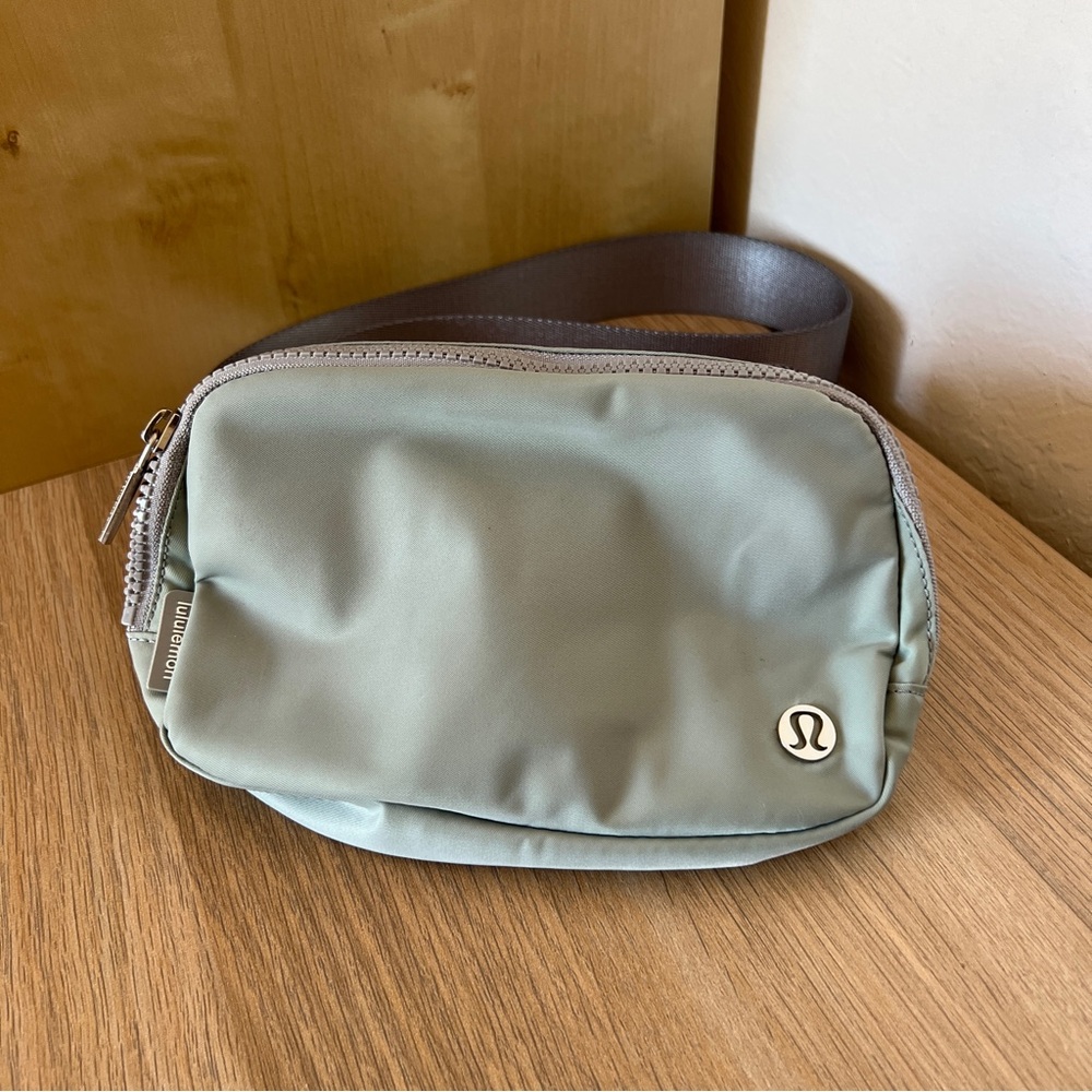 SILVER DROP Lululemon Everywhere Belt Bag